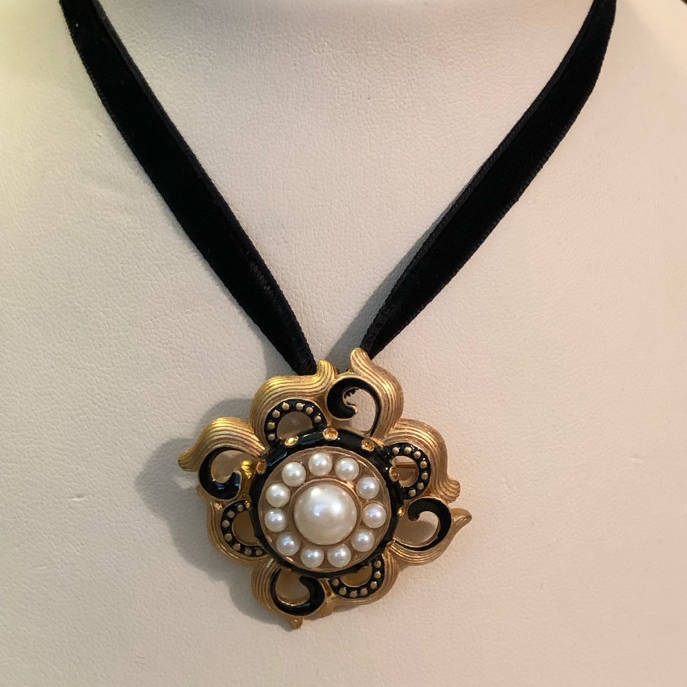 V&A Medallion Pin/Necklace
